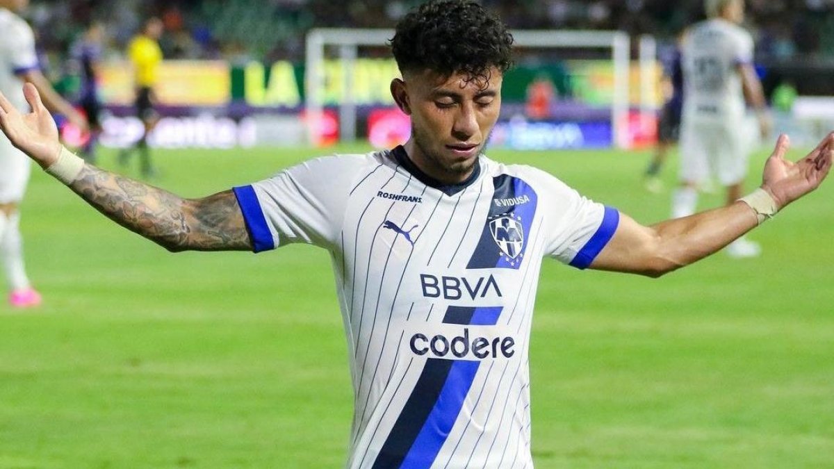 Rojas celebra una de sus anotaciones durante el partido entre Mazatlán y Monterrey.