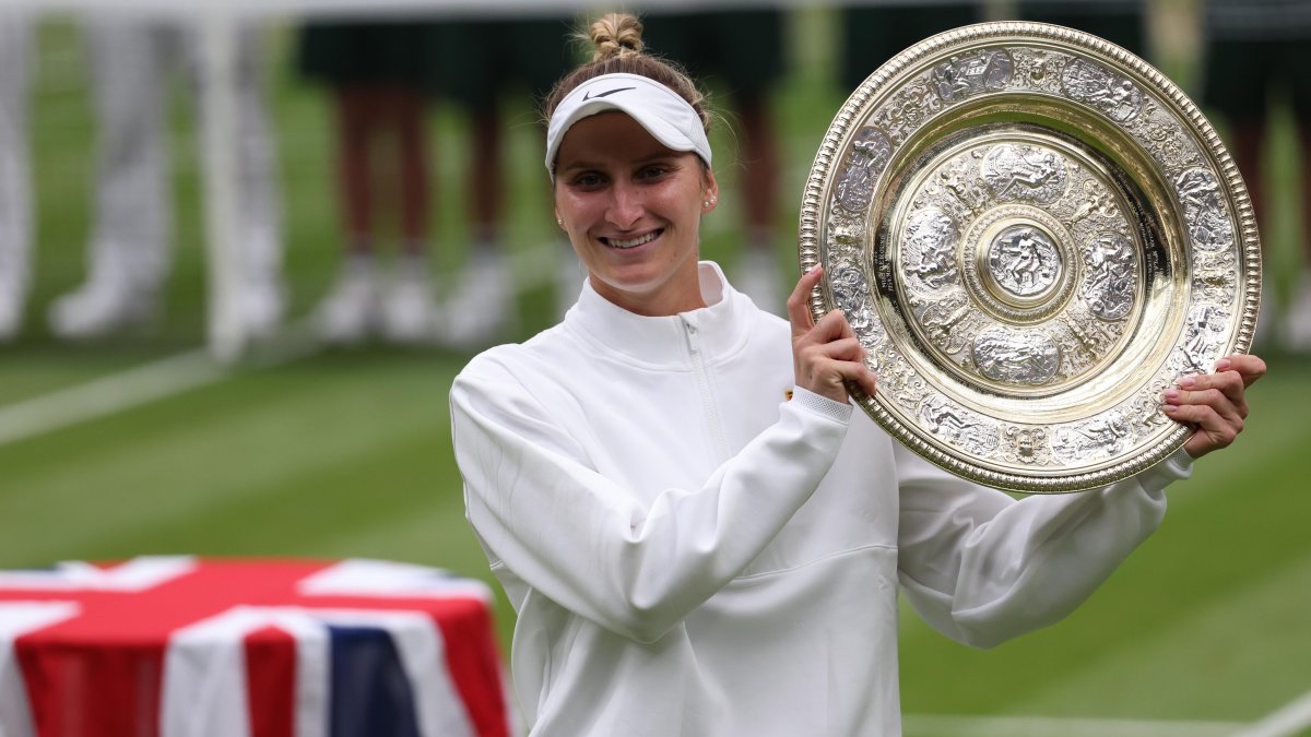 Marketa Vondrousova, de República Checa, posa con el trofeo después de ganar su partido final de singles femeninos contra Ons Jabeur, de Túnez.