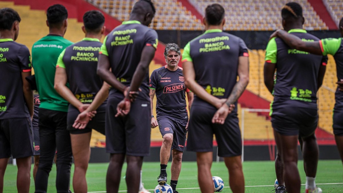 López (c), durante la charla previa a la sesión de entrenamiento del sábado 15 de julio, en el estadio Monumental.