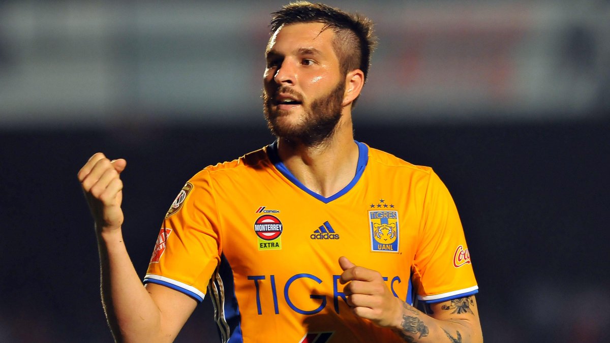 Andre Gignac, de Tigres, festeja una anotación con el elenco felino.