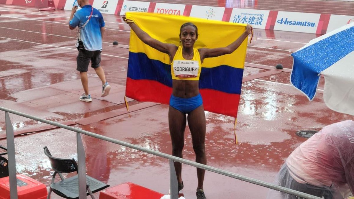 Rodríguez festeja su cometido y posa junto a la bandera tricolor.