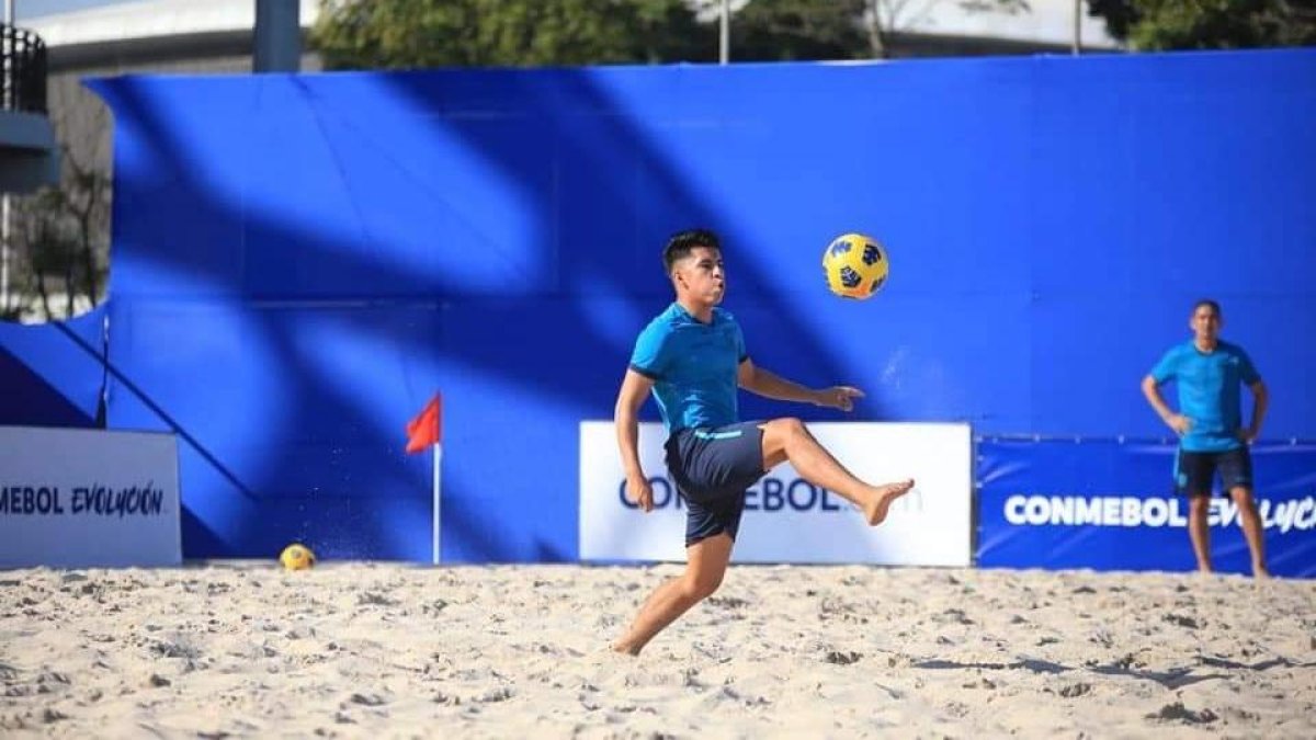 Carlos Antonio Nevárez viene de una familia amante de la pesca en Manabí. Allí aprendió el fútbol playa.