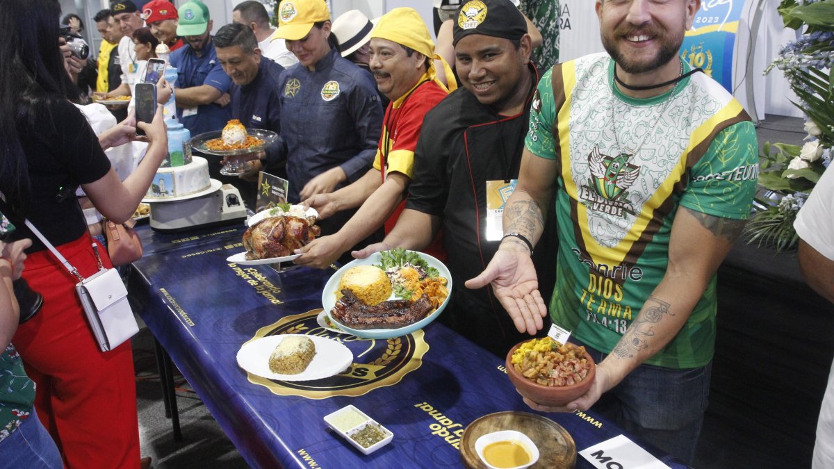 Huecas. Los distintos participantes de la feria comenzaron a exponer desde ayer la variedad de platos que ofrecen para deleitar el paladar del público.