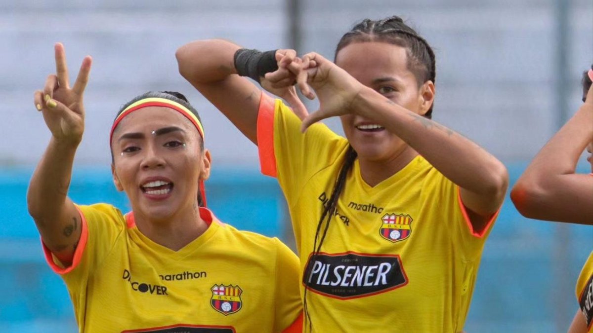 Justine Cuadra quien hizo el gol con que ganó Barcelona a Ñañas en Quito, es felicitada por sus compañeras.