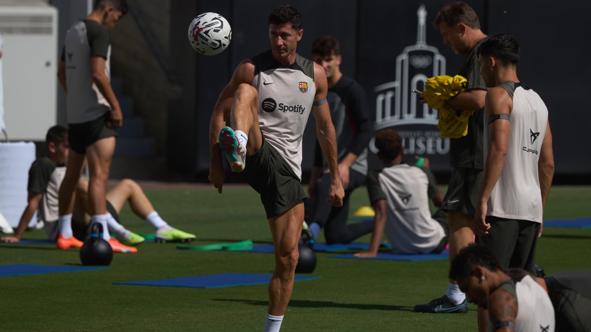 Robert Lewandowski, del FC Barcelona, ​​durante un entrenamiento en el LA Memorial Coliseum de Los Ángeles, California.