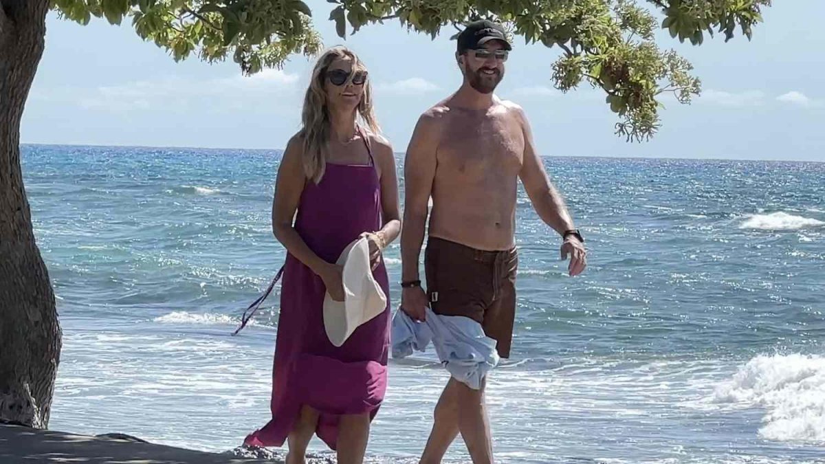 Christine Baumgartner paseando con Josh Connor, el amigo de su ex, Kevin Costner.