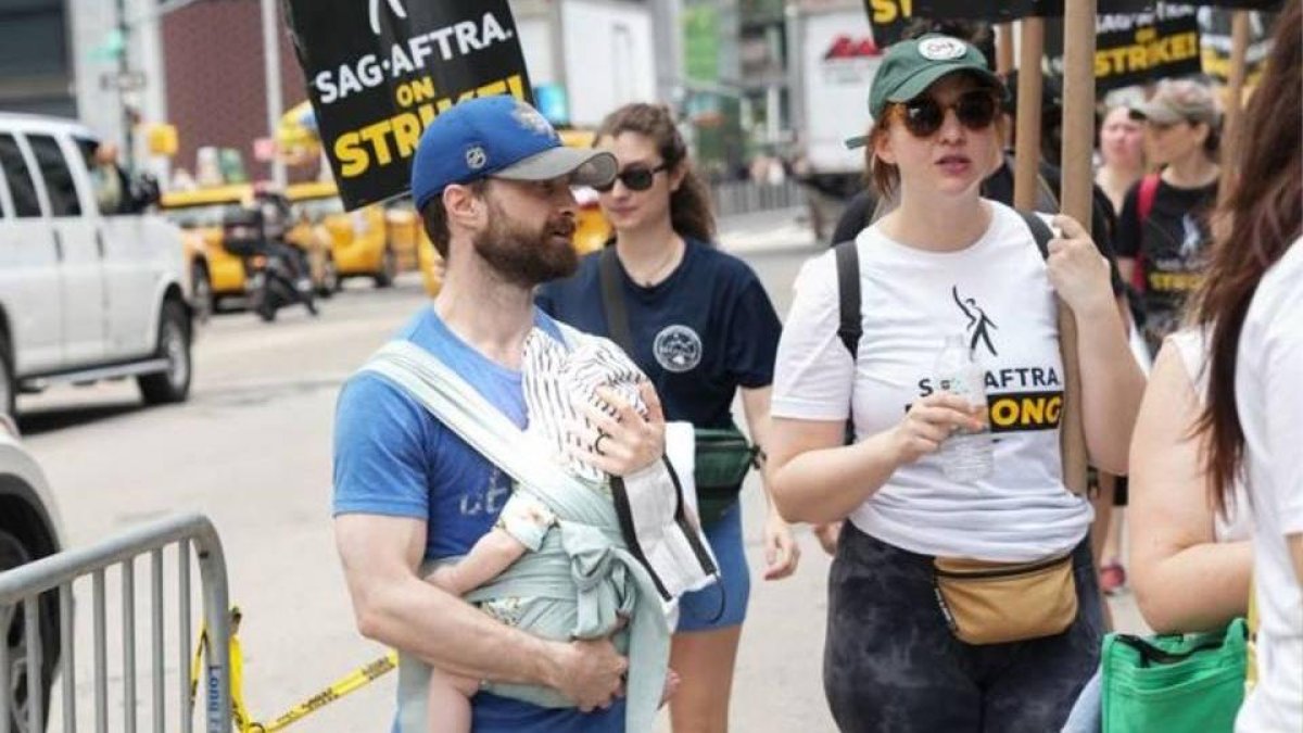 Daniel Radcliffe con su hijo en la huelga de actores