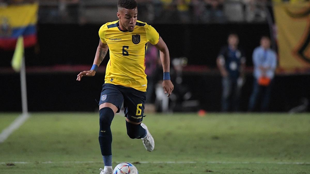 Byron Castillo controla el balón durante el partido amistoso de fútbol internacional entre Arabia Saudita y Ecuador en el estadio Nueva Condomina en Murcia el 23 de septiembre de 2022.
