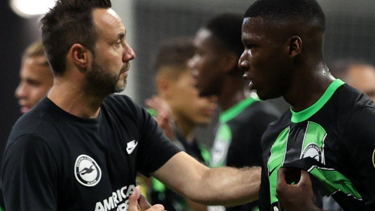 De Zerbi (i)estrecha saludo con Caicedo, tras el juego amistoso del Brighton vs. Brentfort en Estados Unidos.