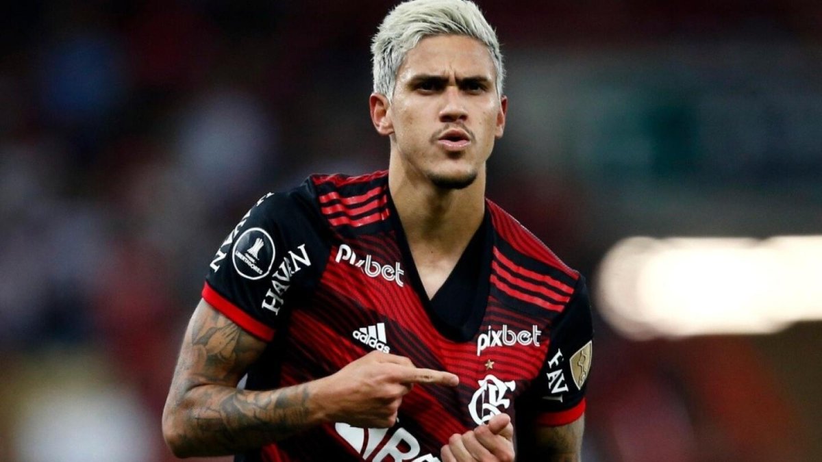 El delantero Pedro es suplente con el técnico Jorge Sampaoli.