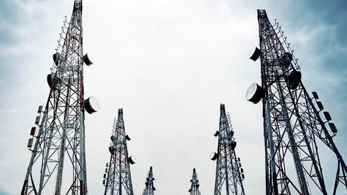 La concesión del espectro está por perder vigencia, para ambas empresas.