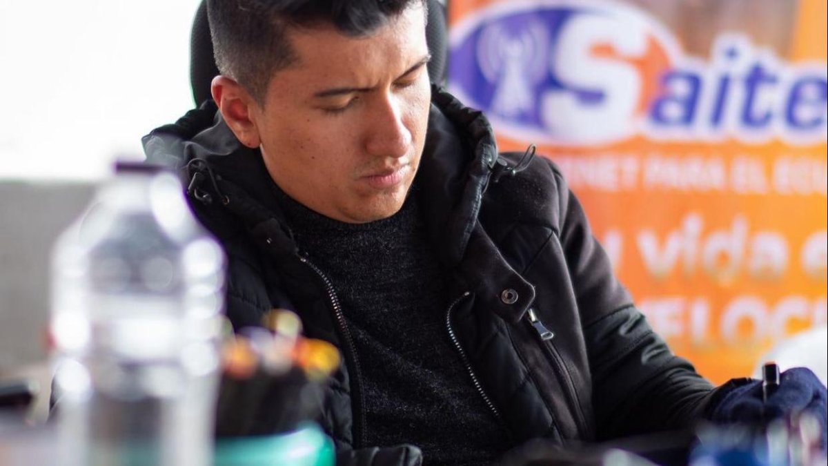 El artista ecuatoriano Franz Del Castillo, de 33 años, rompió un récord mundial dibujando durante 50 horas seguidas en Otavalo.