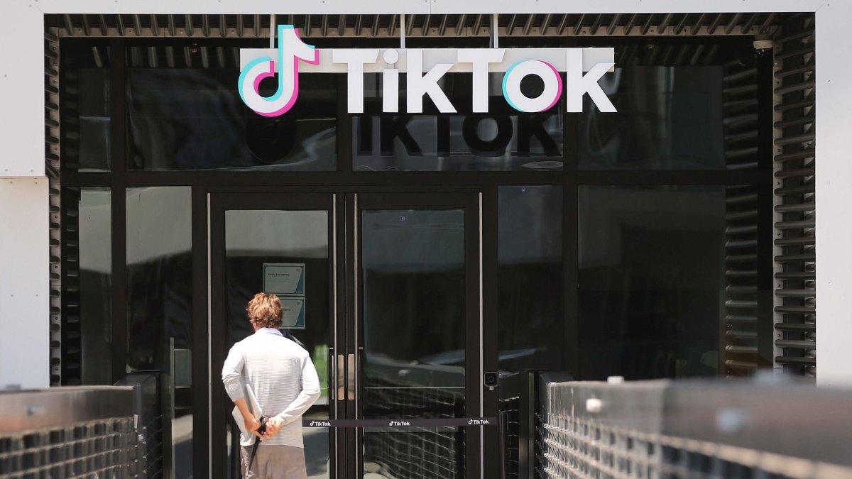 Marca.- En un edificio se ve el logo del Tik Tok.