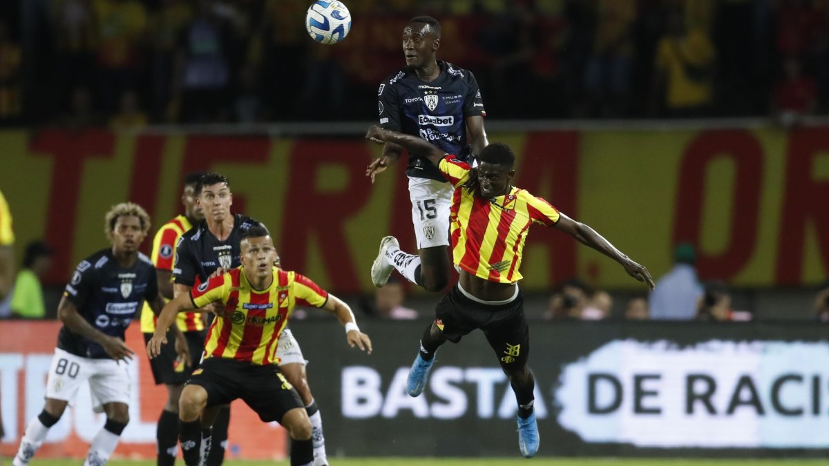 Ewil Murillo (d) de Pereira disputa un balón con Beder Caicedo (c) de Independiente del Valle.
