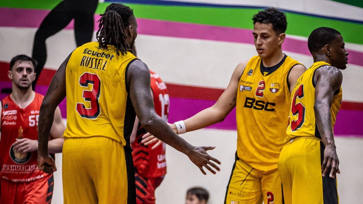 Dwayne Russell (i) es la carta ganadora con la cuenta el profesor de Barcelona, Enrique Zeballos.