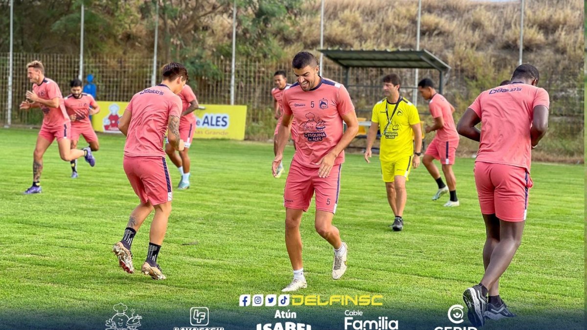 La plantilla del Delfín, durante la sesión de entrenamiento del 1 de agosto.