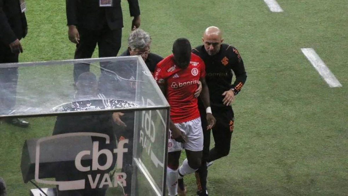 Enner Valencia saliendo del campo de juego la noche del sábado 5 de agosto ante el Corinthians.