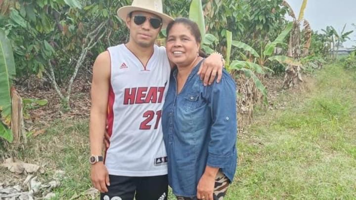 Jefferson Montero junto a su madre Nelly Vite en una de sus últimas visitas a Los Ríos.