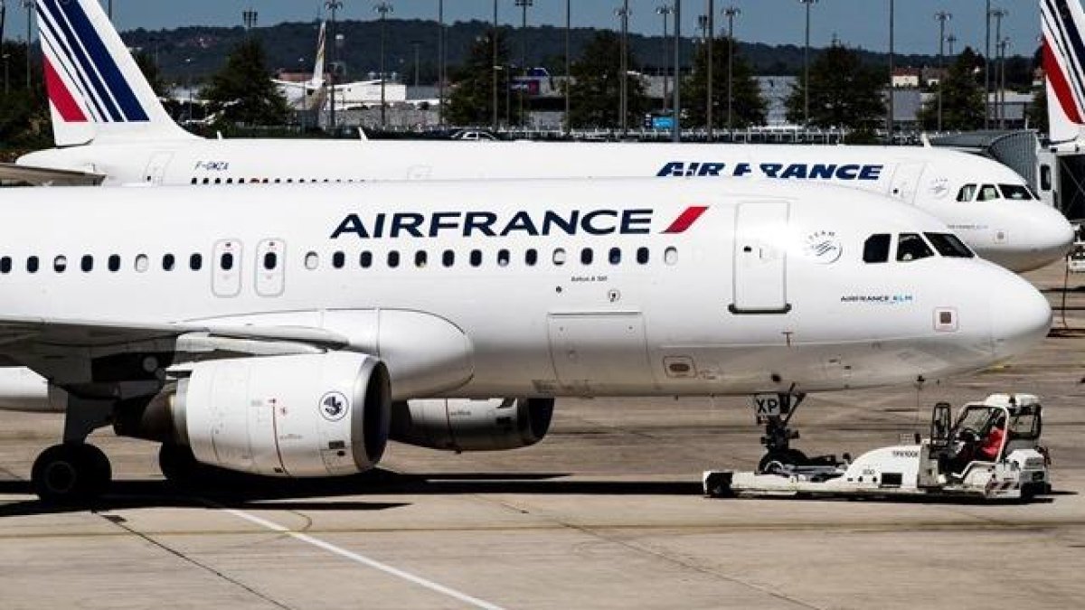 Terminal.- En la pista de un aeropuerto naves de Air France.