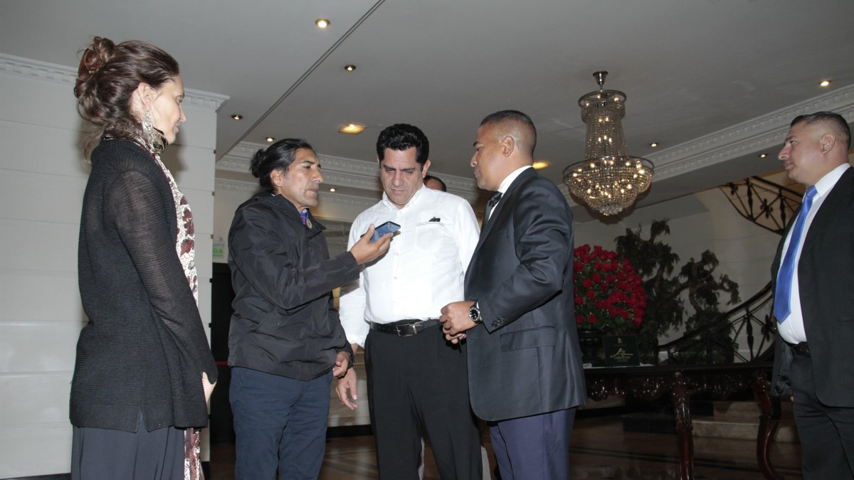 Yaku Pérez (i), Xavier Hervas y Bolívar Armijos durante una reunión, en Quito.