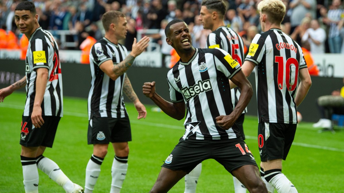 Alexander Isak del Newcastle celebra tras marcar el cuarto gol durante el partido de la Premier League.