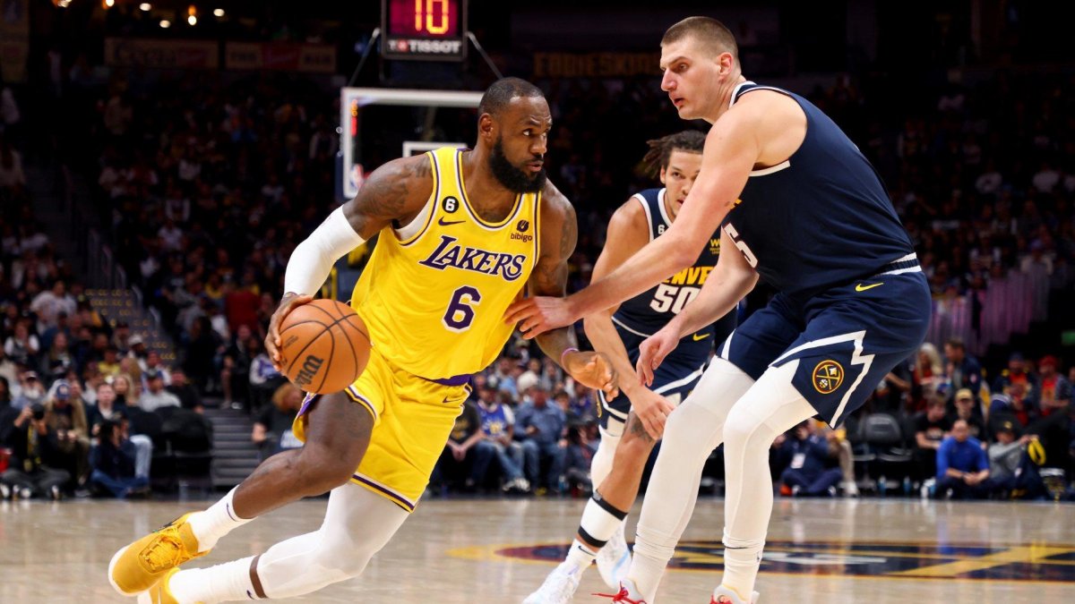 Los Nuggets, de Jokic (d), y los Lakers, de LeBron, abren el duelo.