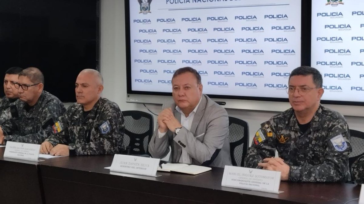 Información. El ministro del Interior Juan Zapata y el comandante de la Policía Fausto Salinas, durante una rueda de prensa.