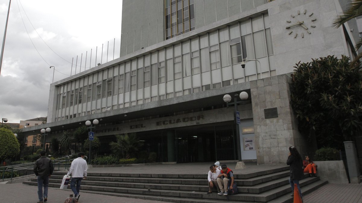 Vista de la fachada de la sede del BCE, en Quito.