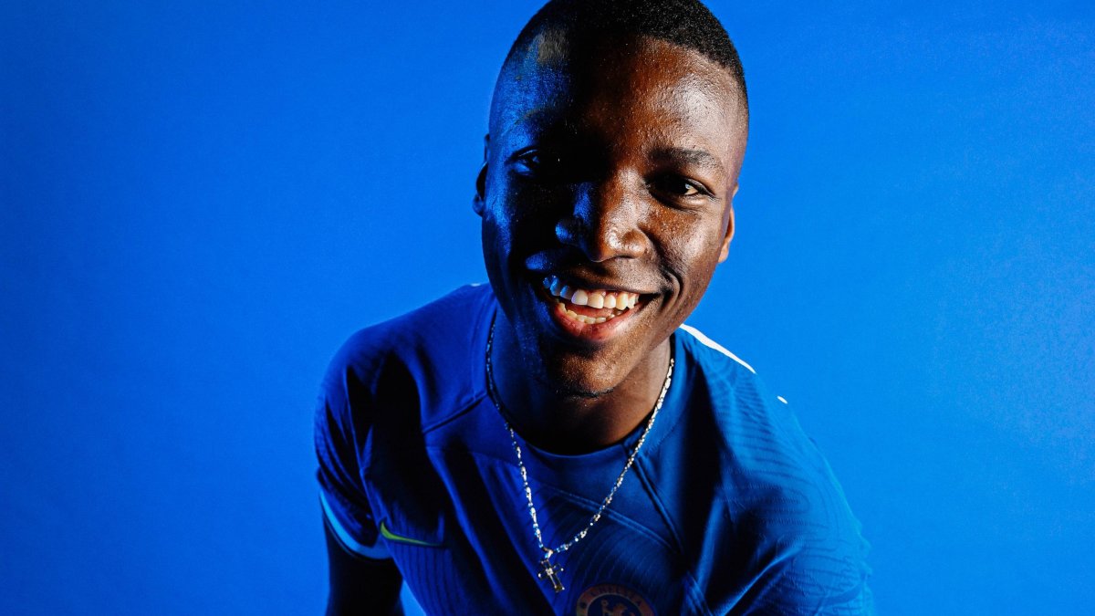 Moisés Caicedo fue oficializado como nuevo jugador del Chelsea.