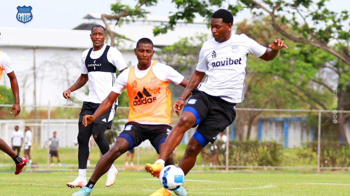 Bryan Angulo (d) cumplió su sanción por expulsión y volvería al rol titular frente a Técnico Universitario.