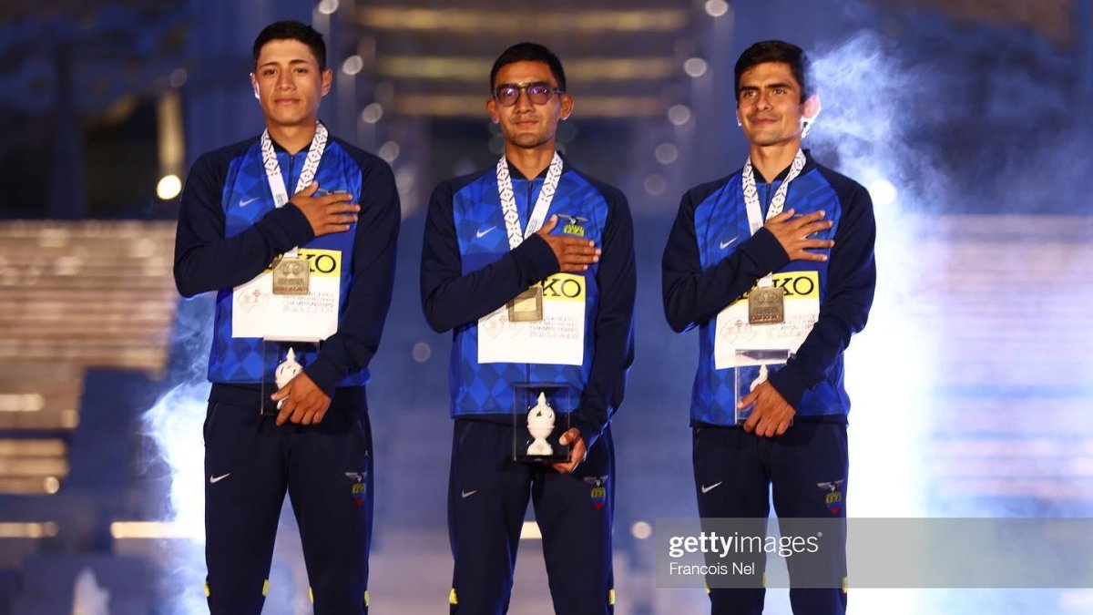 (De izq. a der.) Hurtado, Pintado y Jiménez ganaron el título por equipos en el Mundial de Marcha Omán 2022.