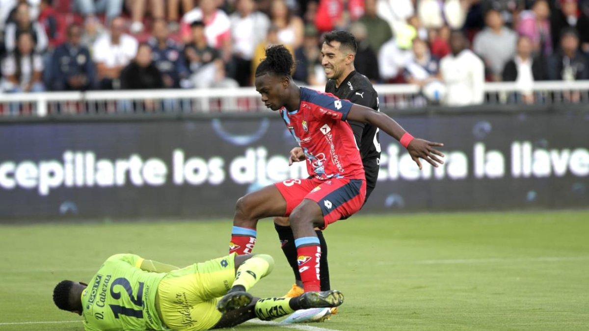Cabezas atajó le atajó un penal a Alexander Alvarado, de Liga.