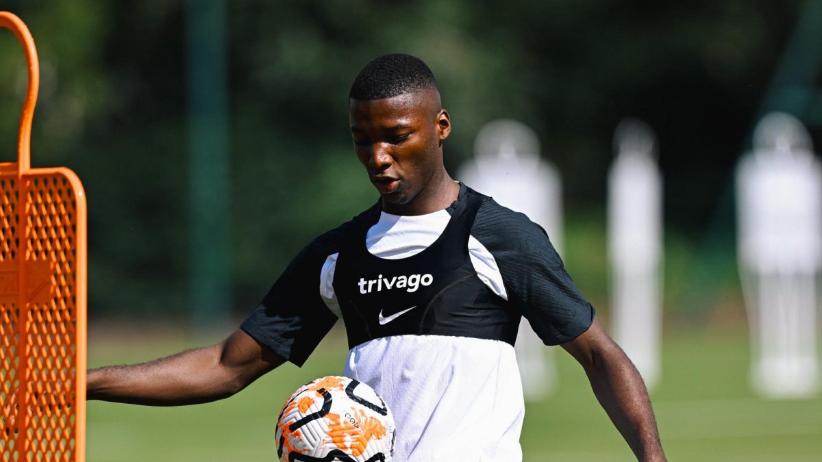 El volante ecuatoriano inció el martes los trabajos con su nuevo equipo que se alista para visitar al West Ham en el Estadio Olímpico de Londres.
