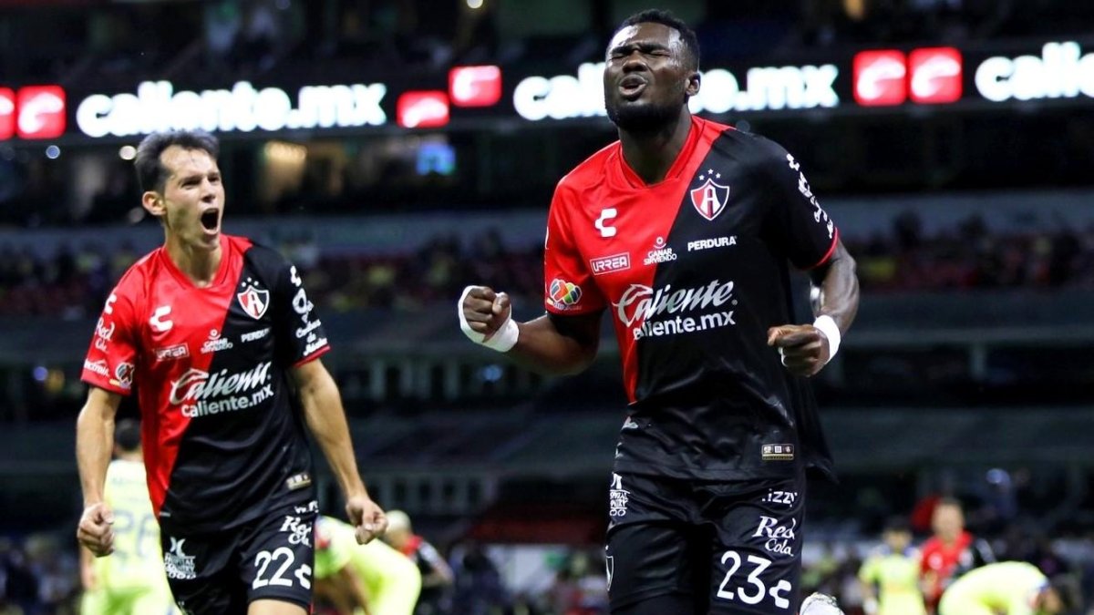 Caicedo (d) celebra su anotación con su compañero Augusto Solari.