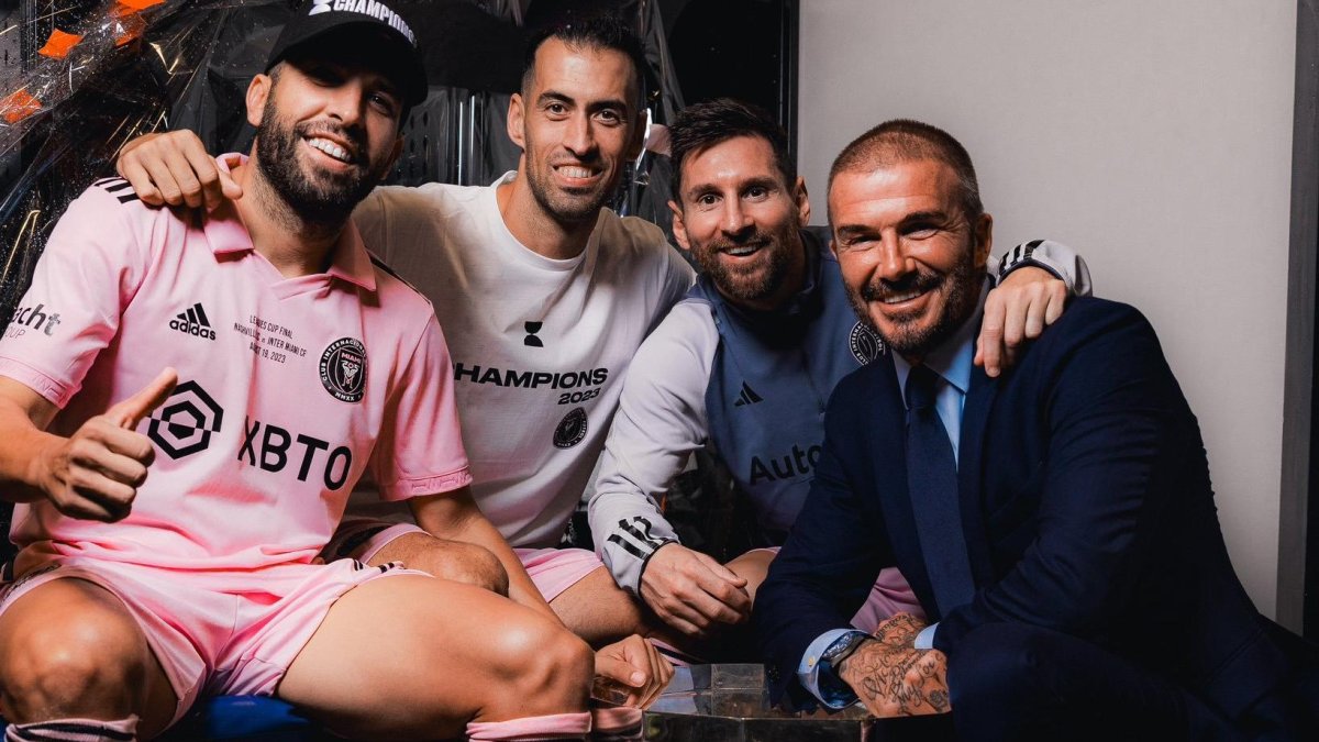 Busquets (c-i) junto a Jordi Alba, Leo Messi y David Beckham, tras coronar la Leagues Cup.