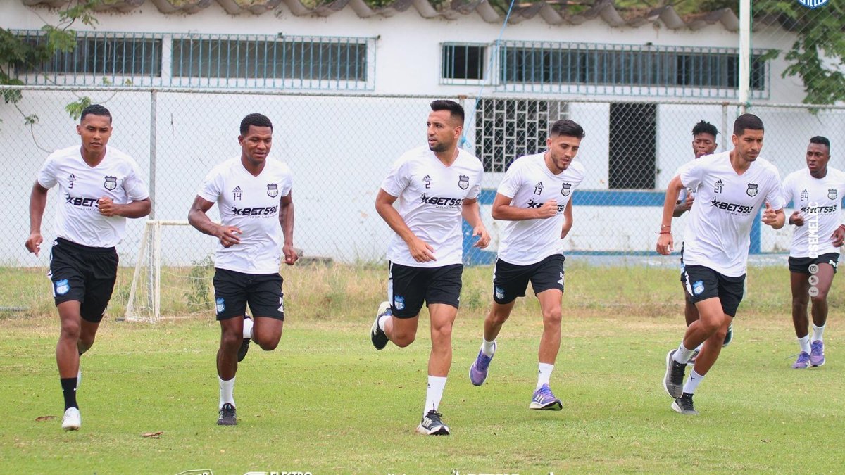 El defensa central Aníbal Leguizamón (c), titular inamovible en Emelec, se perderá las próximas 6 fechas de la LigaPro por la fractura de los huesos de su nariz.