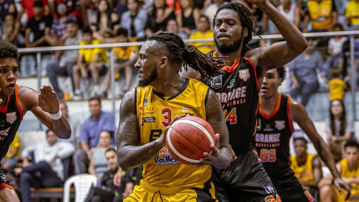 Al estadounidense Dawyne Russell le costó eludir la marcación de los sangolquileños.