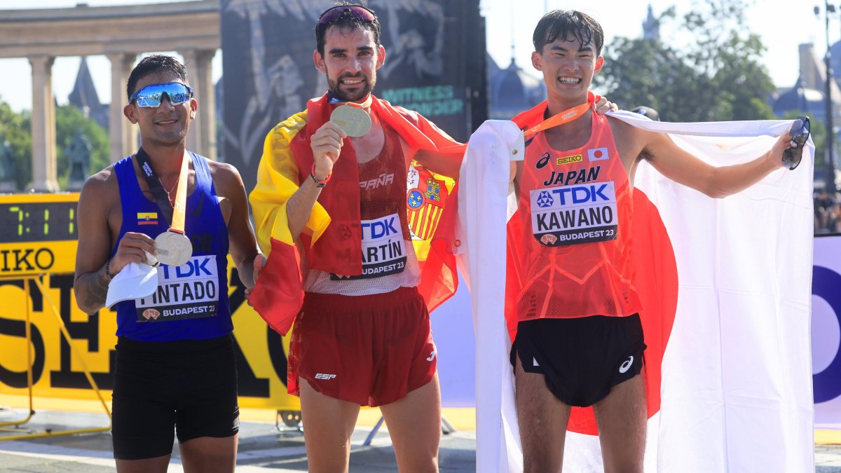 El ecuatoriano Daniel Pintado (i) en el podio de los 35 km marcha.
