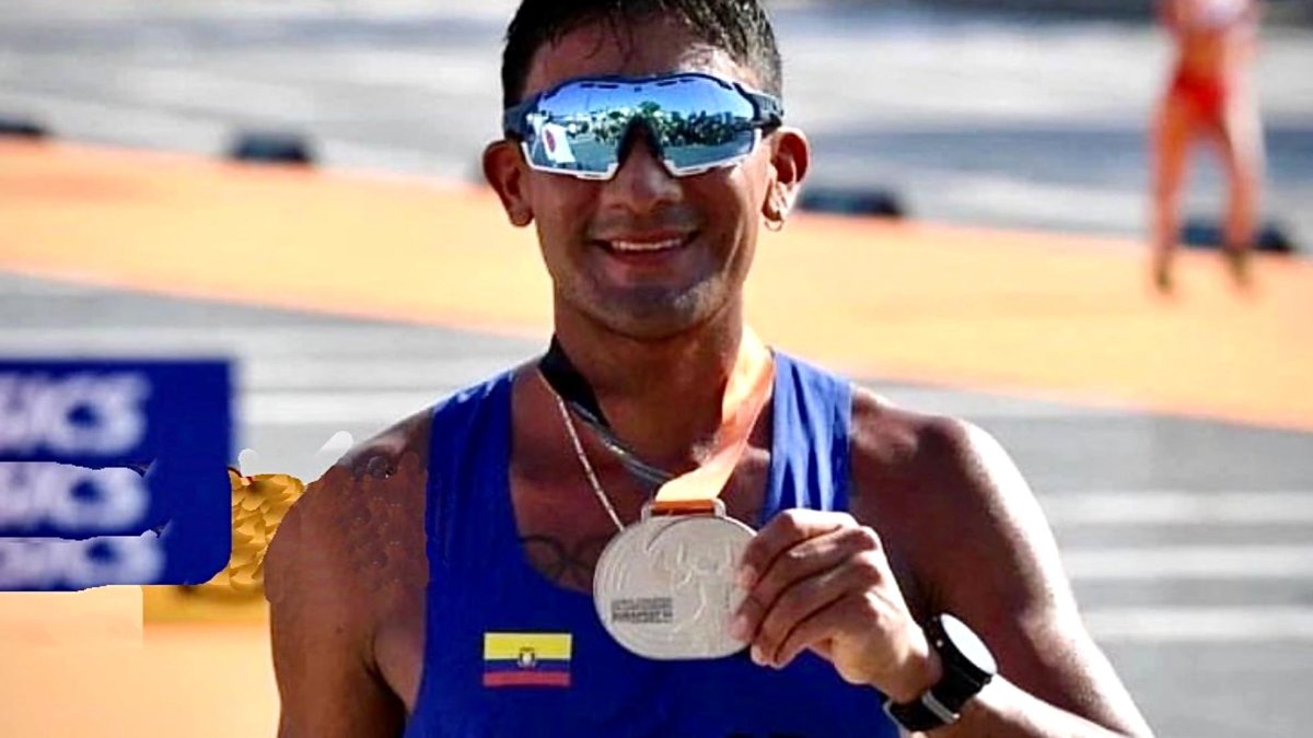 Daniel Pintado con su medalla de plata de la prueba de 35 kilómetros marcha.
