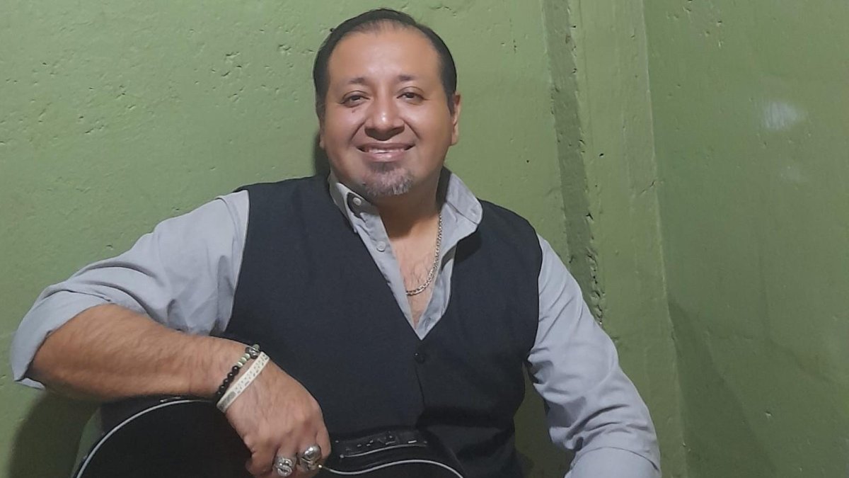 Fernando Campoverde, además de cantante, es también maestro de música.