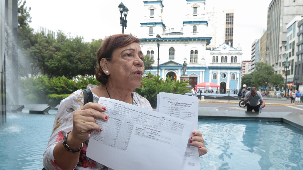 Situación. Teresa Anda muestra las notificaciones que recibe mes a mes, detallando el aumento exponencial de su deuda.