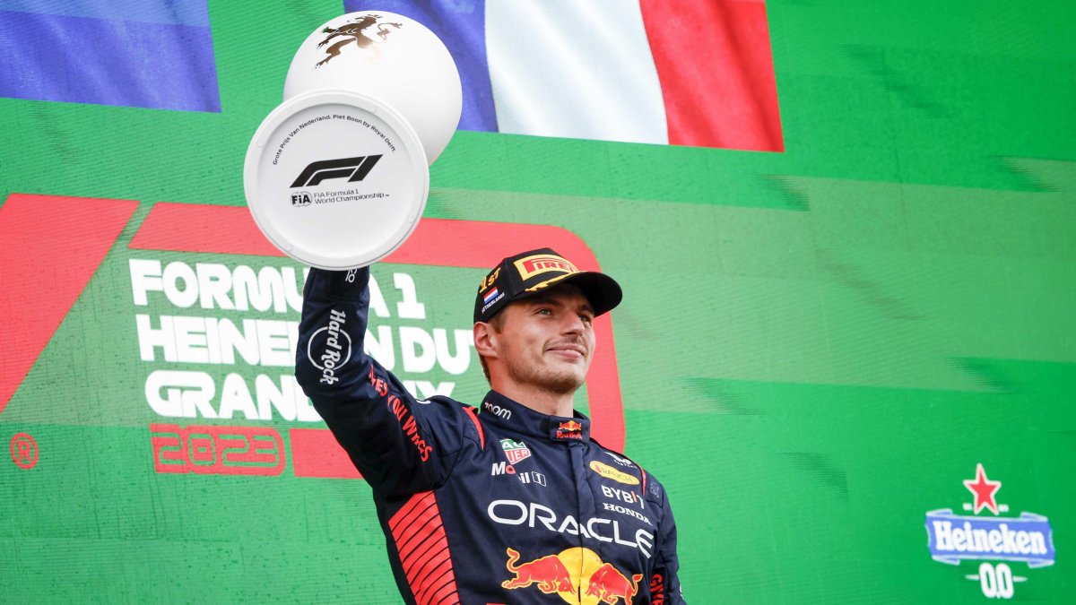 El piloto holandés Max Verstappen de Red Bull Racing celebra en el podio después de ganar el Gran Premio de Holanda de Fórmula 1.