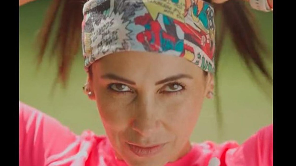 Fitness. La candidata correísta arregla su mejor peinado de influencer.