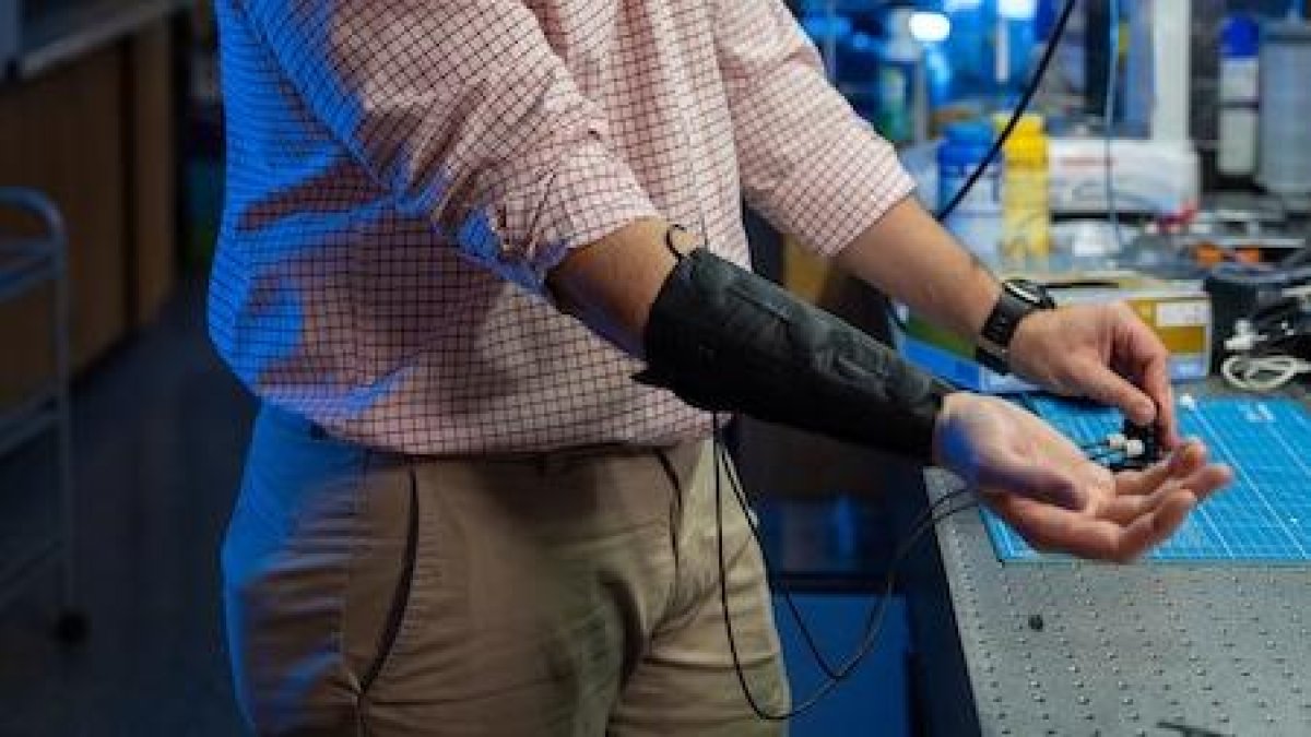 Avance. Uno de los investigadores, se coloca el sensor para una de las pruebas.