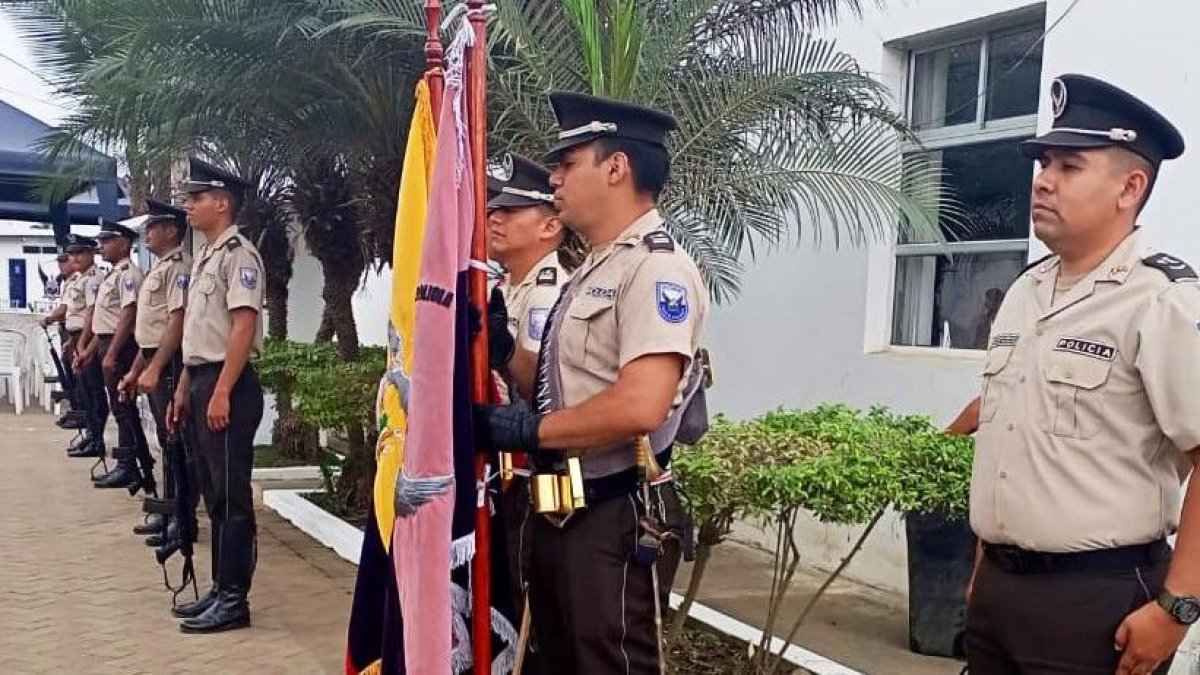 Acto.Durante la entrega de una obra en Simón Bolívar, los policías no portaban chalecos antibalas.