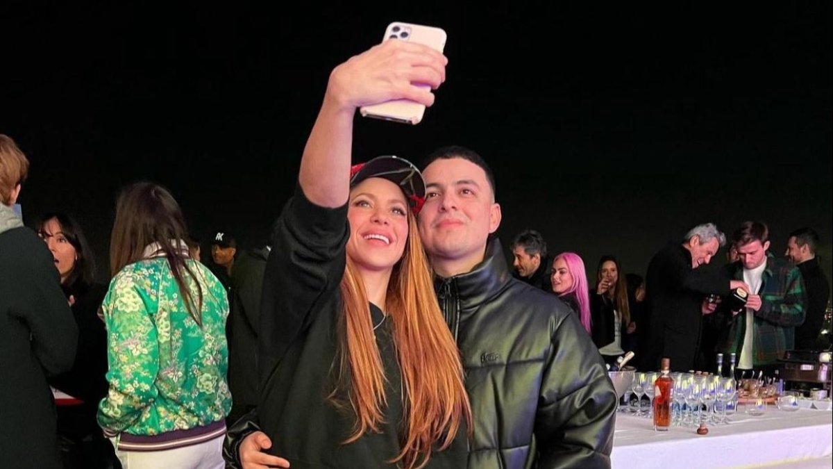 Shakira y Keityn posan juntos, mientras se toman un selfie.