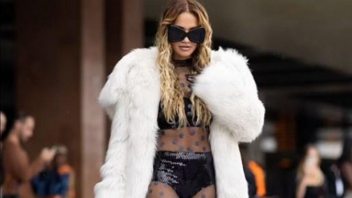 Rita Ora causó sensación en la segunda jornada del Festival de Venecia.