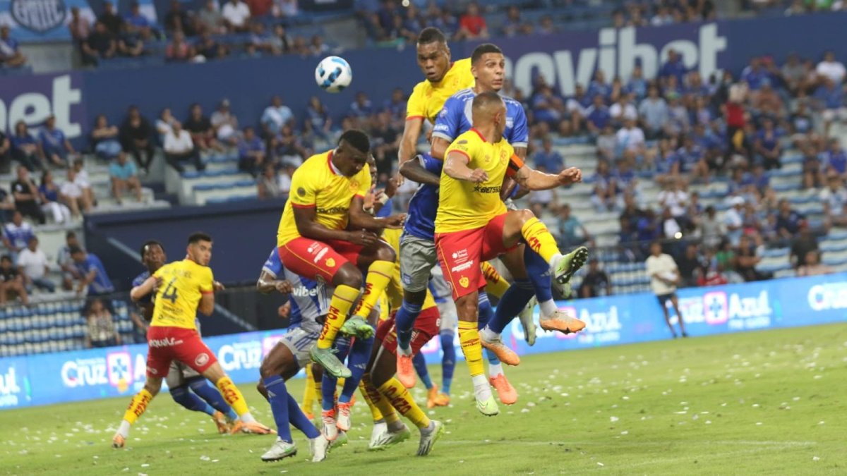 Disputa intensa la de este sábado 2 de septiembre entre Emelec y Aucas en el estadio Capwell.