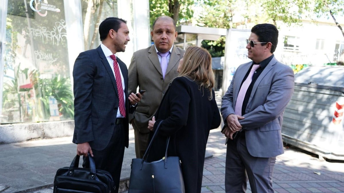 Diligencia. Miembros de la defensa del destituido juez volverán este lunes a la Unidad de la familia de Quito.