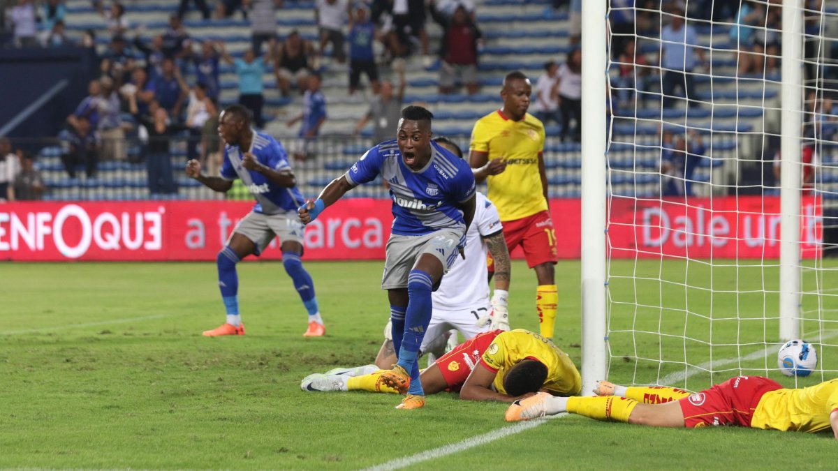 Brayan Carabalí cuando celebraba eufórico el gol de Édgar Lastre. Sin embargo, la felicidad le duró muy poco al Bombillo, pues el tanto fue anulado.